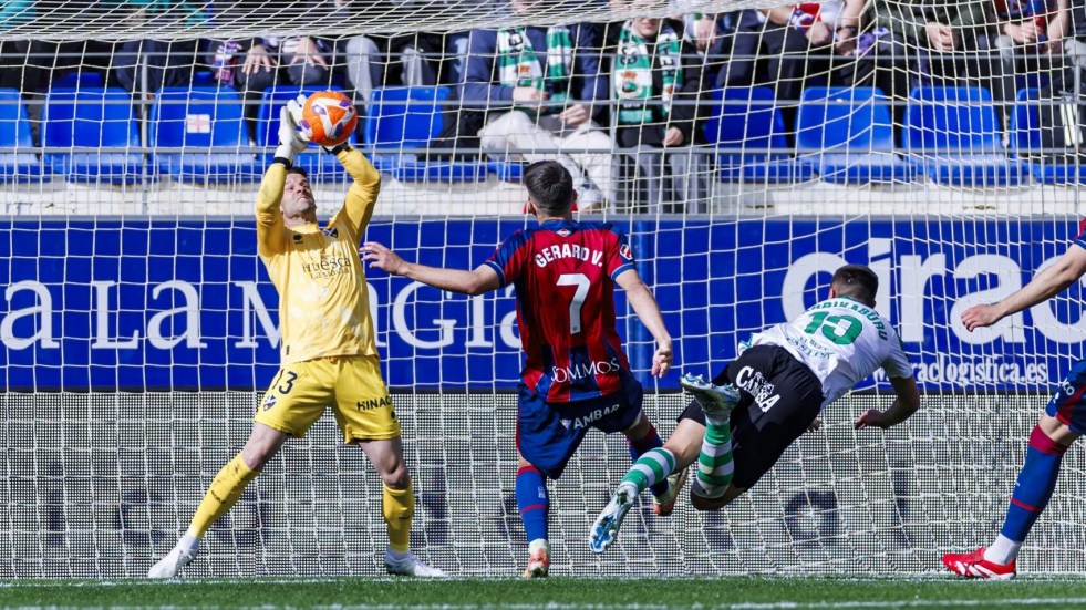 Dani Jiménez, portero de la SD Huesca, dice adiós a la temporada por una lesión en el codo
