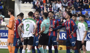 La constante en las tres últimas victorias del Racing de Santander: las rojas al rival