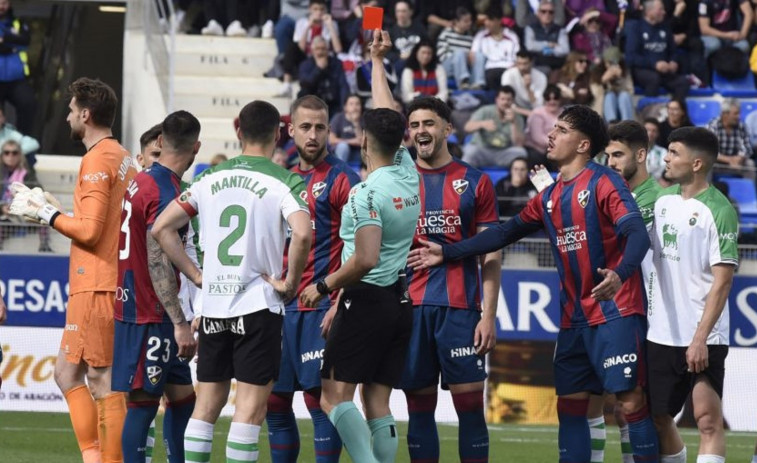 La constante en las tres últimas victorias del Racing de Santander: las rojas al rival