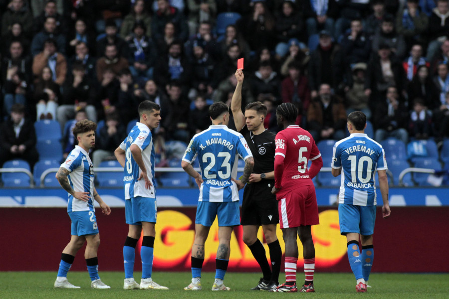El Dépor iguala el número de rojas de la pasada temporada