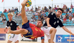 El quinto Mundial de fútbol playa del coruñés Kuman Santiso