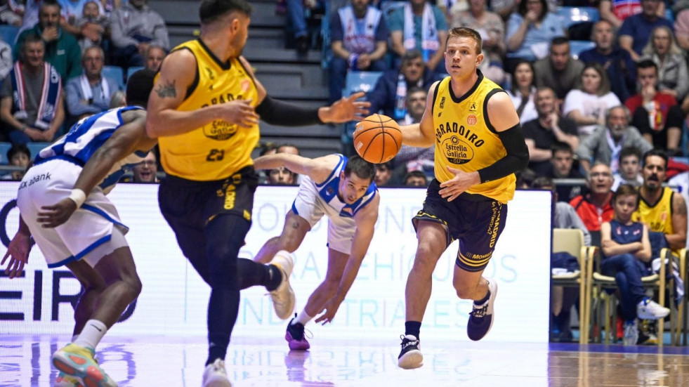 El Monbus Obradoiro cae ante Inveready Gipuzkoa en un partido clave de cara a los playoffs de ascenso (63-65)