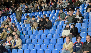 La falta de alicientes y el horario vacían Riazor