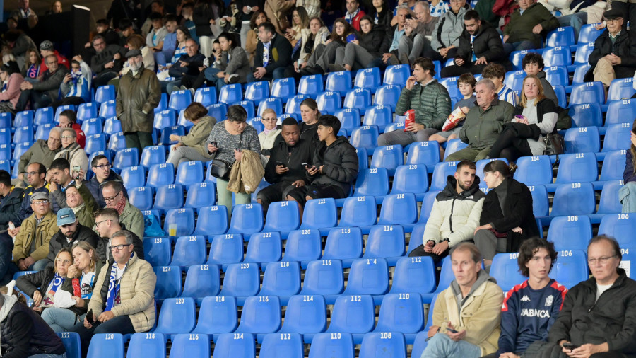 La falta de alicientes y el horario vacían Riazor