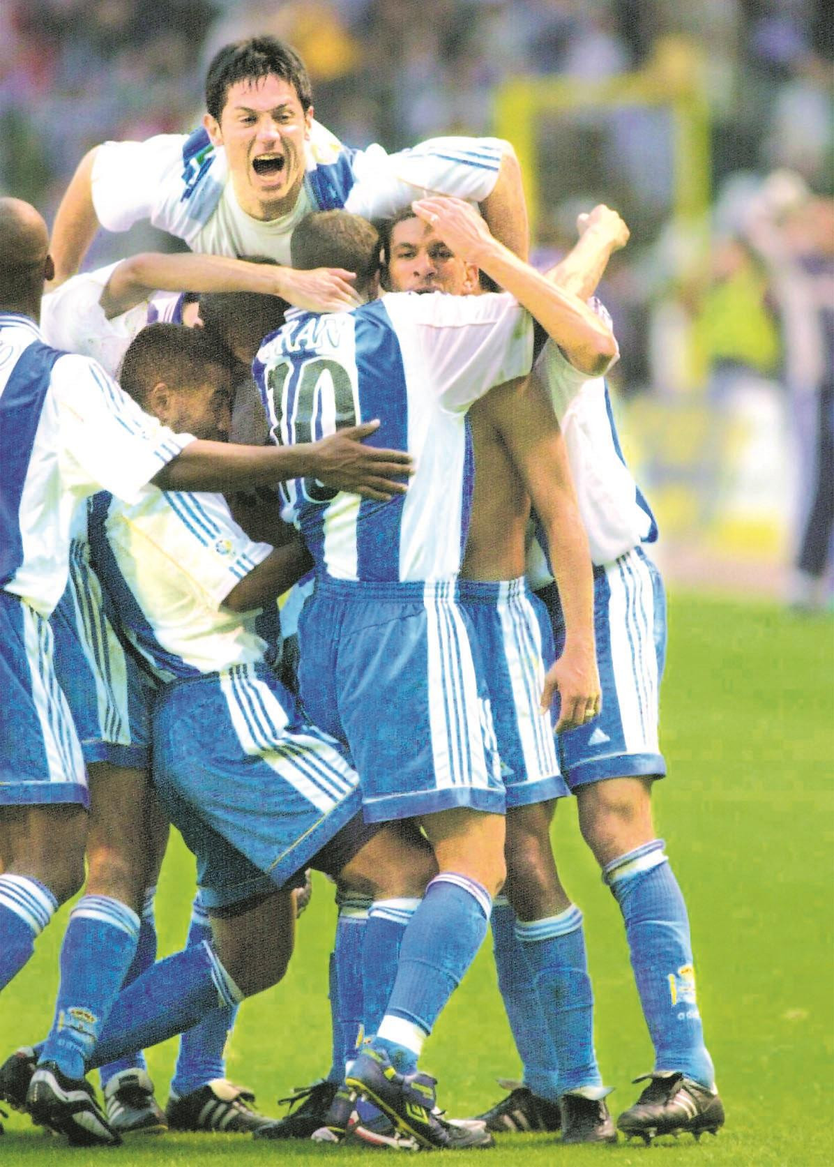 Djalminha celebra el gol ante el Zaragoza quitándose la camiseta AEC (2)