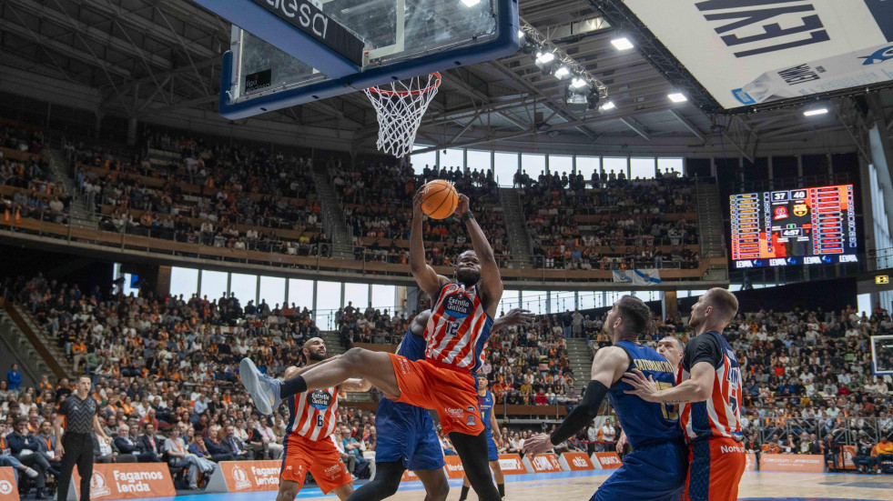 Triunfo del Leyma Básquet Coruña ante el Barça