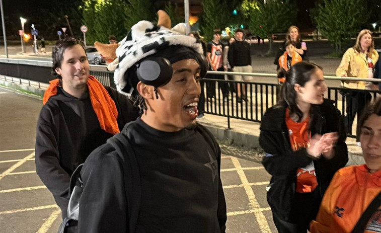 La fiesta de la grada del Básquet Coruña tras ganar al Barça siguió en la calle