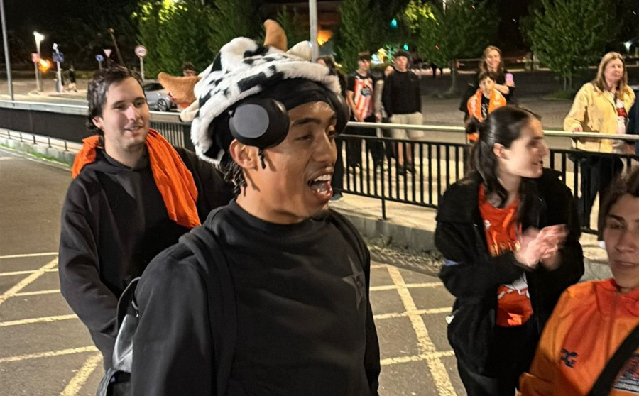 La fiesta de la grada del Básquet Coruña tras ganar al Barça siguió en la calle