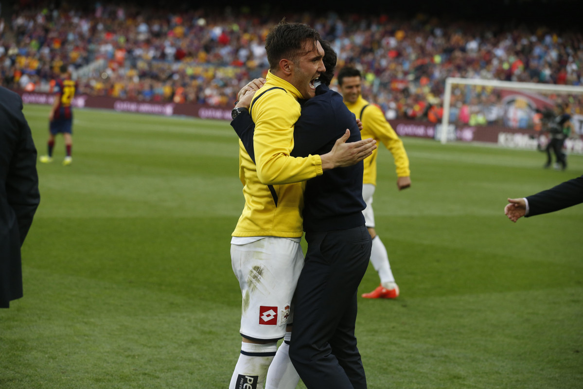 Lucas Pérez y Víctor Sánchez del Amo celebran la salvación en el Camp Nou