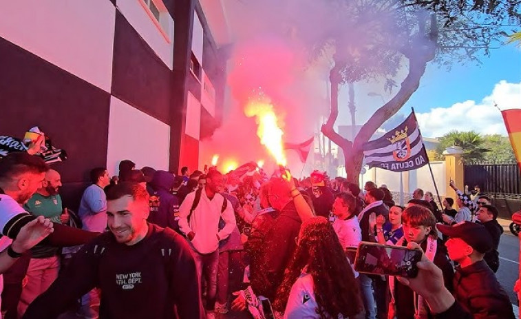 Ceuta recibe como héroes a los jugadores tras el ascenso a Segunda