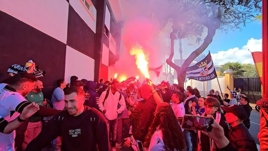 Ceuta recibe como héroes a los jugadores tras el ascenso a Segunda