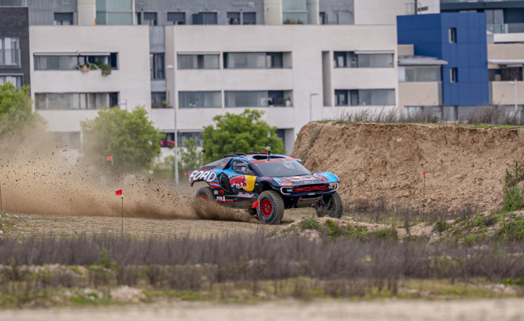 Carlos Sainz da la primera vuelta completa a Madring con su coche del Rally Dakar