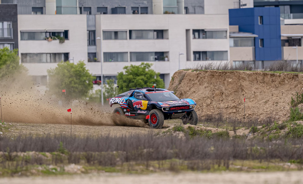 Carlos Sainz da la primera vuelta completa a Madring con su coche del Rally Dakar