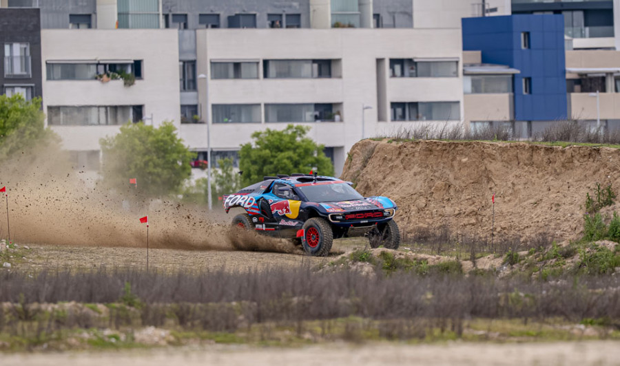 Carlos Sainz da la primera vuelta completa a Madring con su coche del Rally Dakar