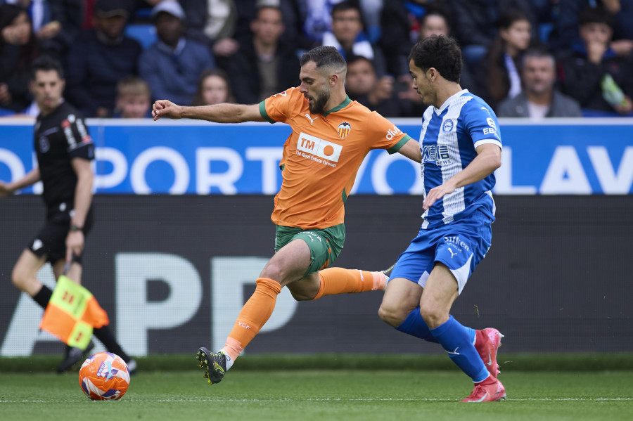 Un penalti acerca al Alavés a la salvación tras el triunfo ante el Valencia (1-0)