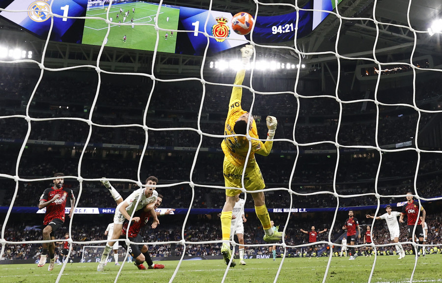 El Real Madrid aplazó el alirón del Barcelona al remontar ante el Mallorca (2-1)