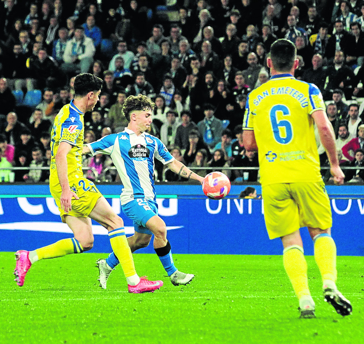 Mario Soriano, en la acción del gol del triunfo ante el Cádiz en Riazor  albores
