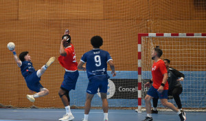 El OAR firma una épica remontada de ocho goles y empieza la fase con victoria (29-28)