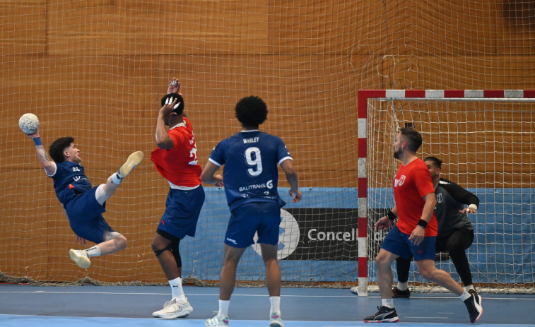 El OAR firma una épica remontada de ocho goles y empieza la fase con victoria (29-28)
