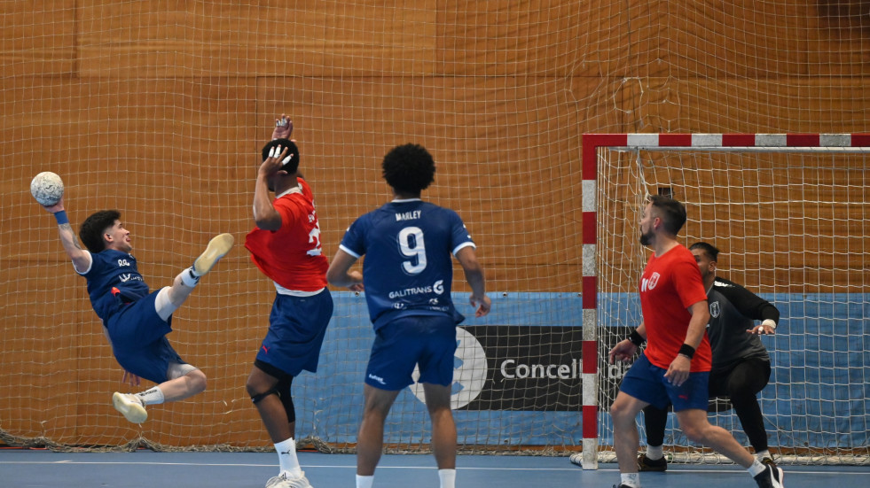 El OAR firma una épica remontada de ocho goles y empieza la fase con victoria (29-28)