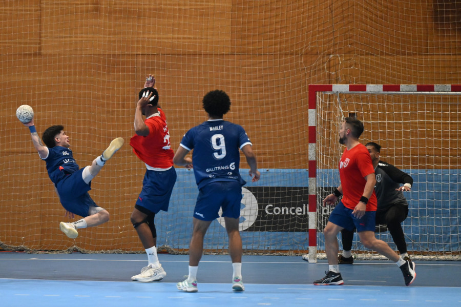 El OAR firma una épica remontada de ocho goles y empieza la fase con victoria (29-28)