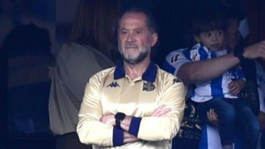 Escotet luce la nueva camiseta dorada en su palco en el Dépor-Granada