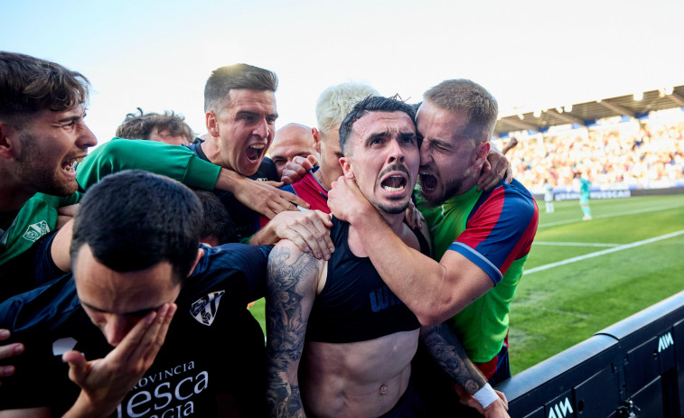 El Huesca respira y frena al Elche (2-1)