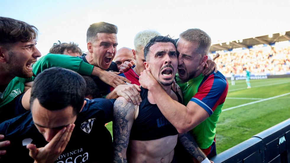El Huesca respira y frena al Elche (2-1)