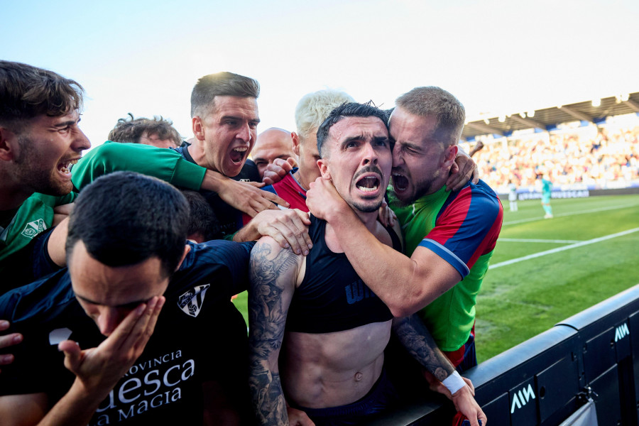 El Huesca respira y frena al Elche (2-1)