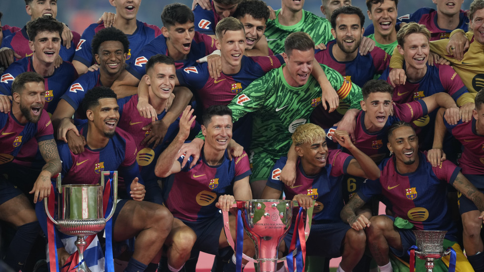 El Villarreal celebra su vuelta a la Champions en la fiesta del Barcelona (2-3)