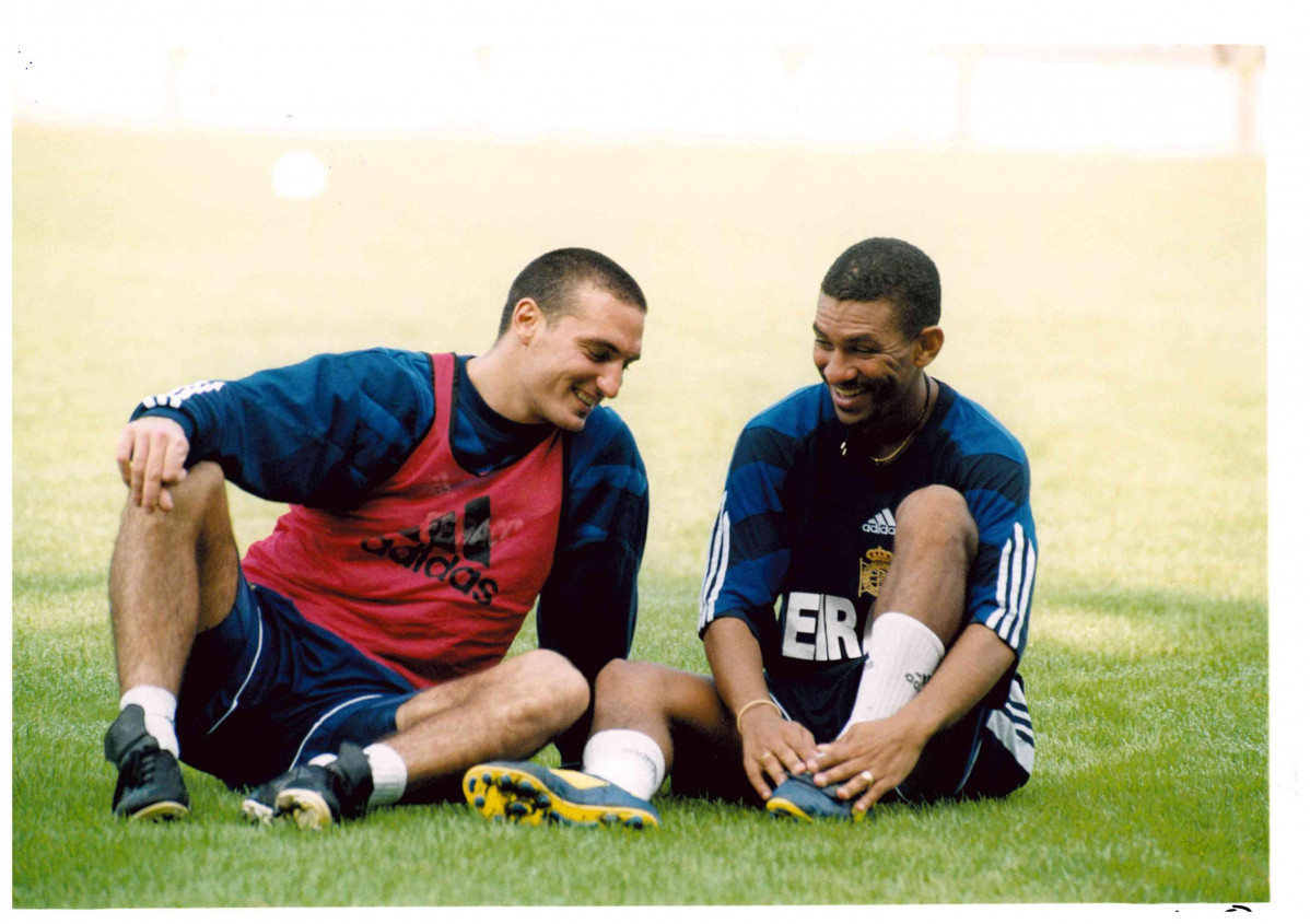 Confidencias entre Scaloni y Djalminha durante un entrenamiento  ARCHIVO DXT