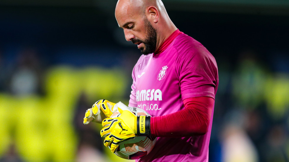 Pepe Reina anuncia su retirada como portero profesional