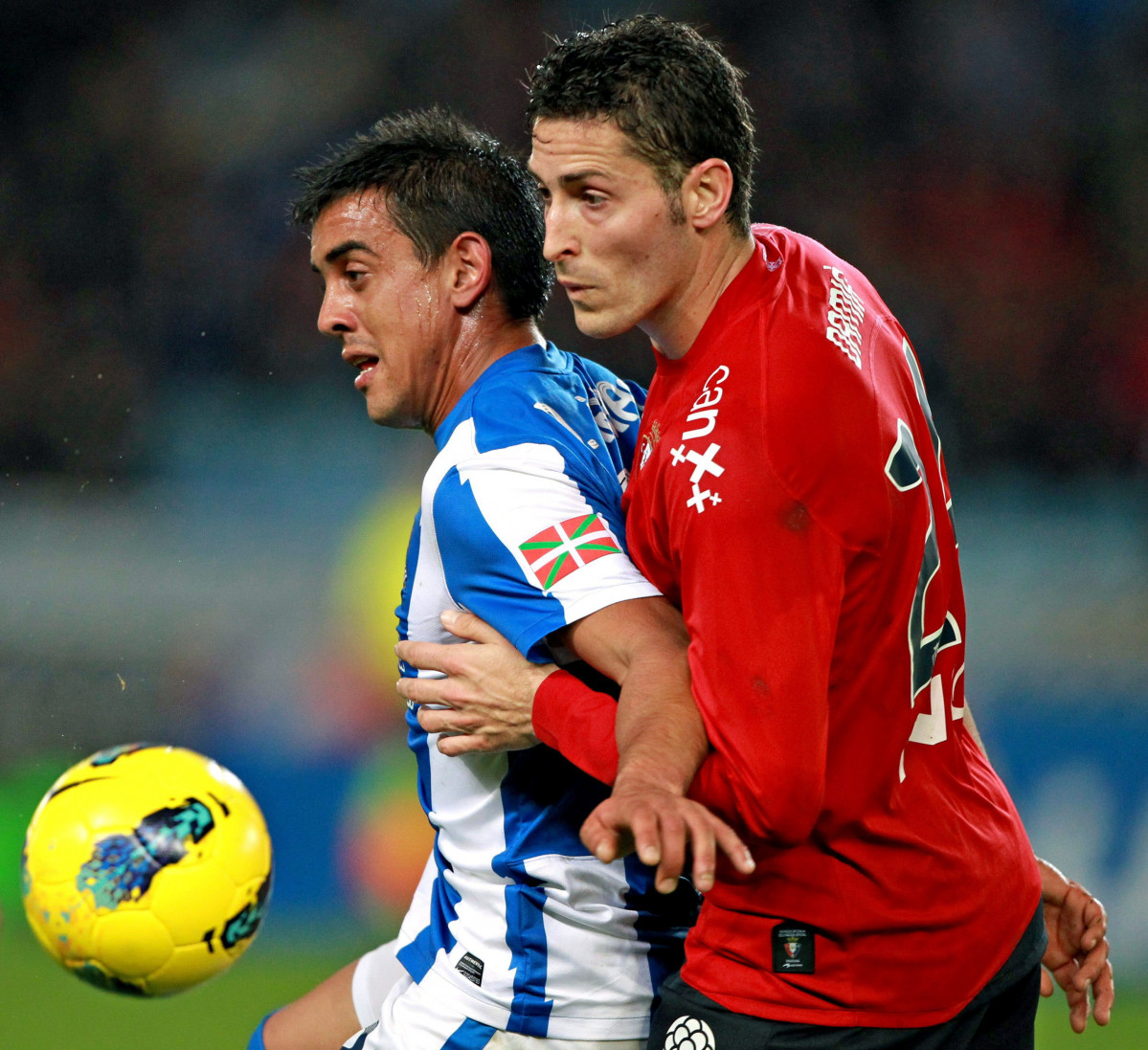 El delantero uruguayo de la Real Sociedad, Diego Ifru00e1n (i) pelea un balu00f3n con el defensa de Osasuna Damiu00e1 Abella