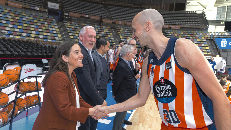 Inés Rey muestra su apoyo para que el Básquet Coruña siga en el Coliseum