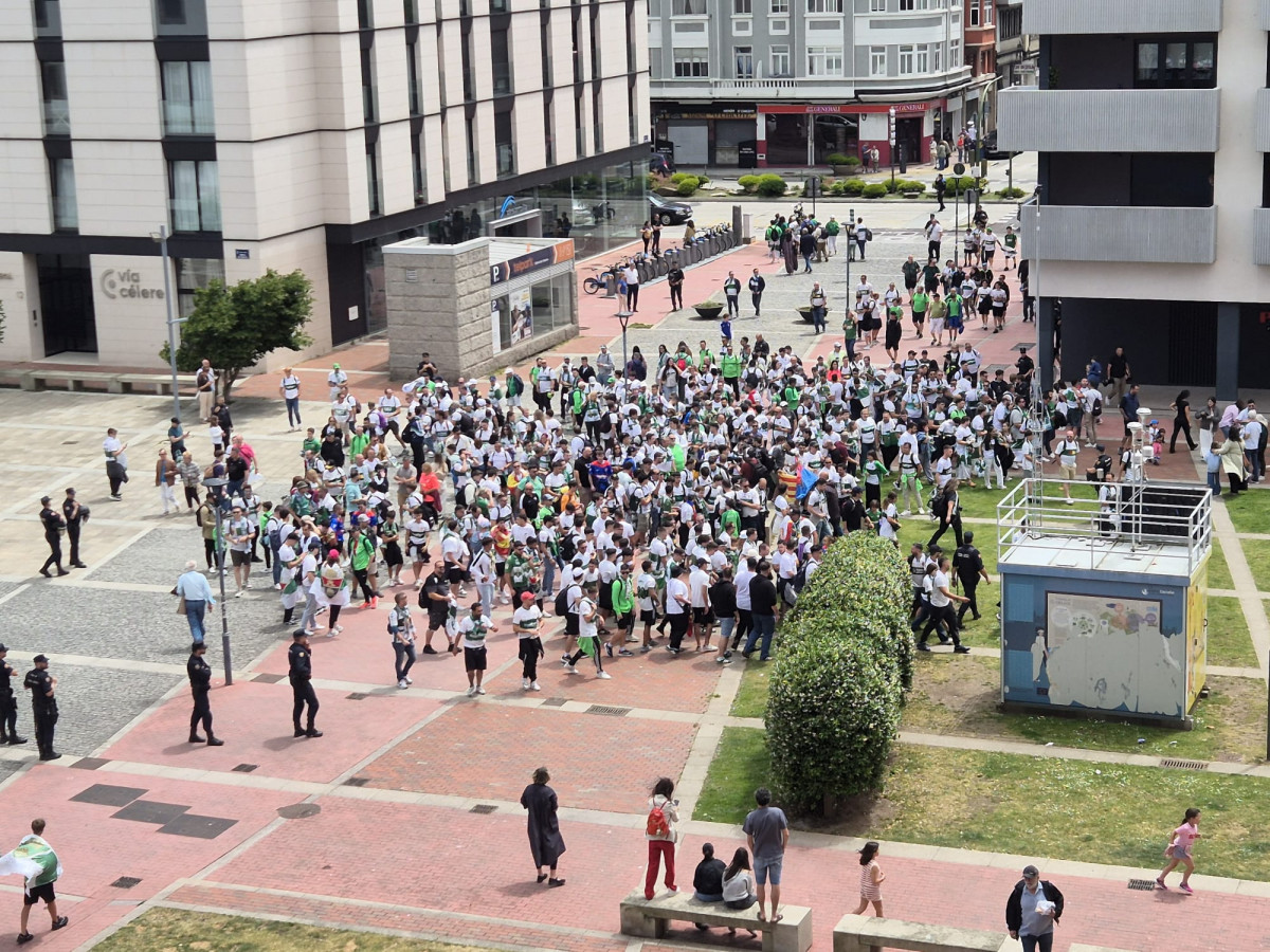 Aficionados del Elche por la zona de la Fu00e1brica de Tabacos