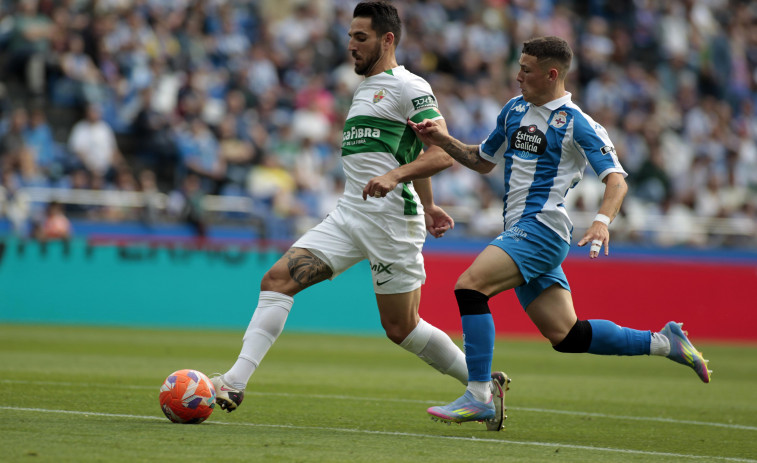 Alfombra blanquiazul del Deportivo al Elche hacia Primera (0-4)