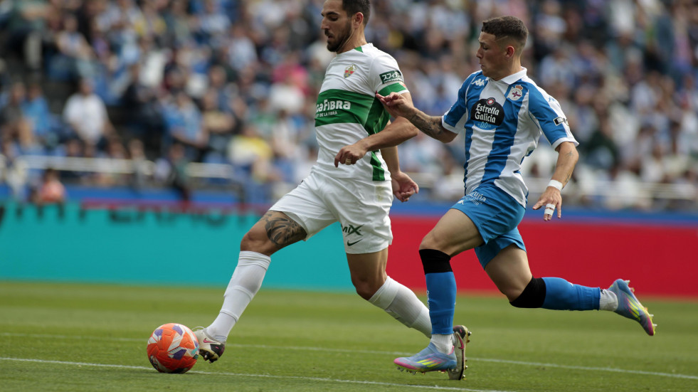 Alfombra blanquiazul del Deportivo al Elche hacia Primera (0-4)