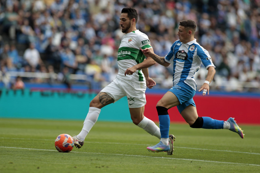 Alfombra blanquiazul del Deportivo al Elche hacia Primera (0-4)
