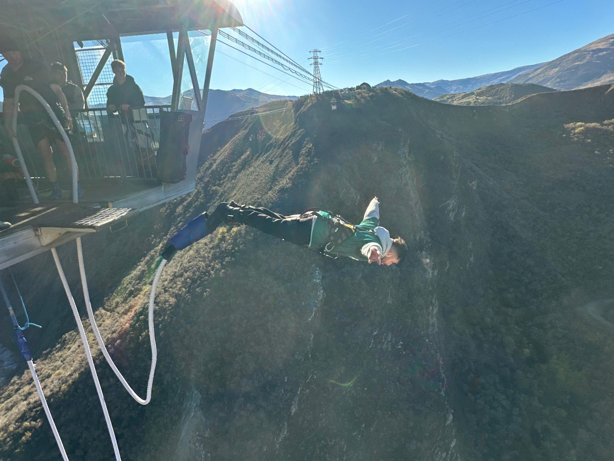 Xabi Cau00f1izo en su salto en Nueva Zelanda