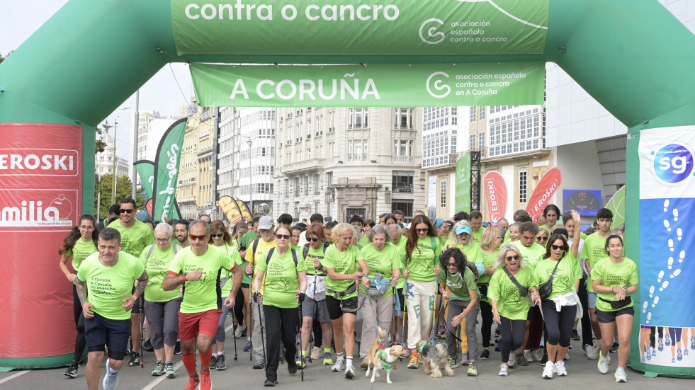 Una marea verde contra el cáncer toma las calles de A Coruña: 