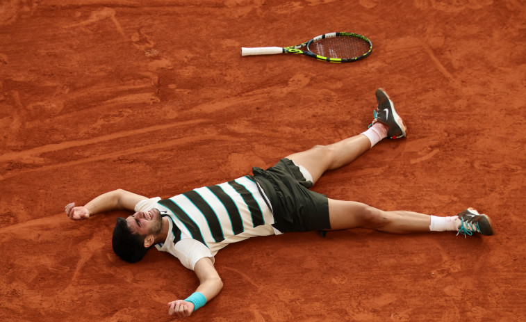 Alcaraz gana a Sinner para mantener su fortín de Roland Garros