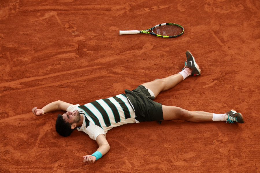 Alcaraz gana a Sinner para mantener su fortín de Roland Garros