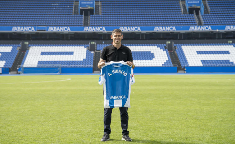 Antonio Hidalgo se presenta con el Deportivo: 