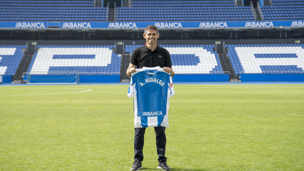 Antonio Hidalgo se presenta con el Deportivo: 