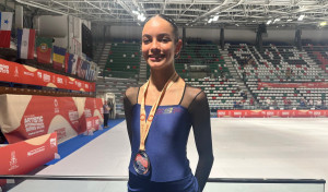 Olivia Rey se cuelga la plata juvenil en la Copa del Mundo de patinaje artístico