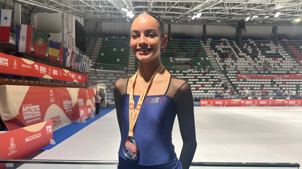 Olivia Rey se cuelga la plata juvenil en la Copa del Mundo de patinaje artístico