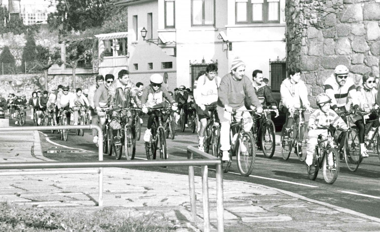 A Coruña recupera este domingo el Día de la Bicicleta y lo adereza con una clase de historia