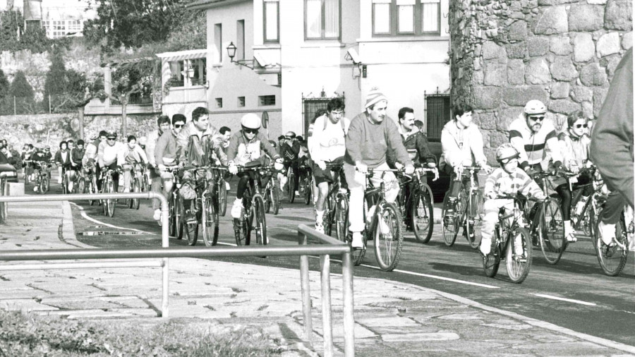 A Coruña recupera este domingo el Día de la Bicicleta y lo adereza con una clase de historia