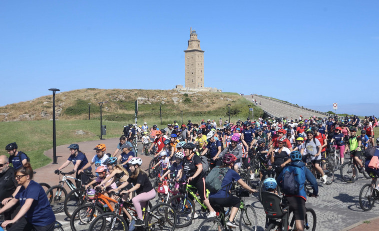 Más de dos mil bicicletas toman A Coruña