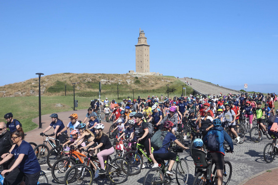 Más de dos mil bicicletas toman A Coruña